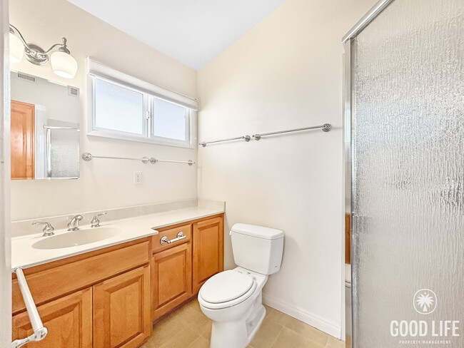 Building Photo - Beautiful 4BD/2BA W/ Large Backyard, AC, a...