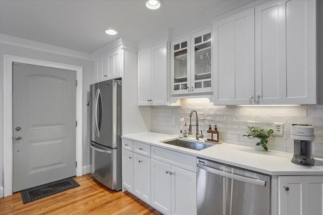 Building Photo - 18 Claymont Terrace