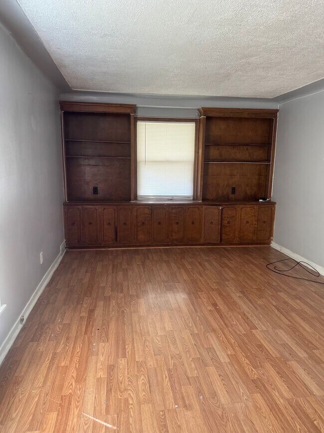 Building Photo - 2 bedroom/ 1 bathroom Duplex!