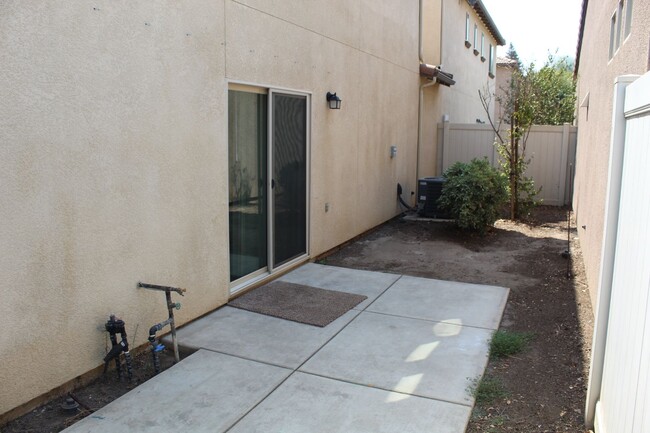 Building Photo - Beautiful 3 Bedroom 2.5 Townhouse by Summi...