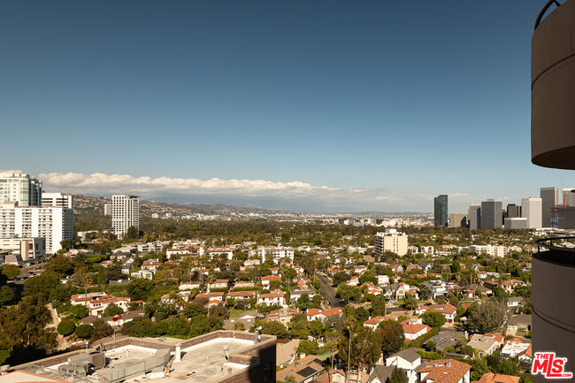 Building Photo - 10560 Wilshire Blvd