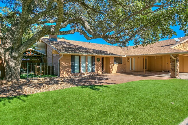 Building Photo - COMING APRIL 2026!!! Stunning Country Club Townhome!!