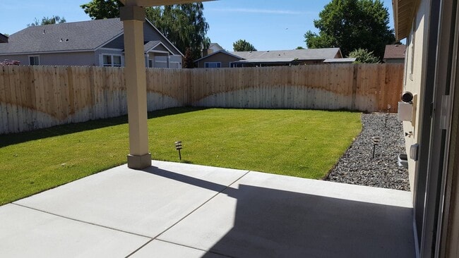 Building Photo - New carpet! Single Story Home with Fully Fenced Yard & Close to Shopping/Restaurants!