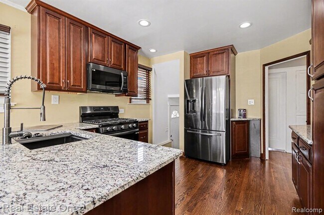 Building Photo - 1105 E Fifth St