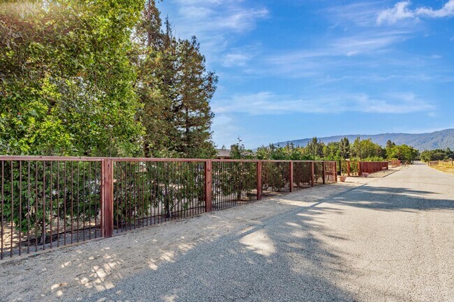 Building Photo - 9270 Linda Vista Ln