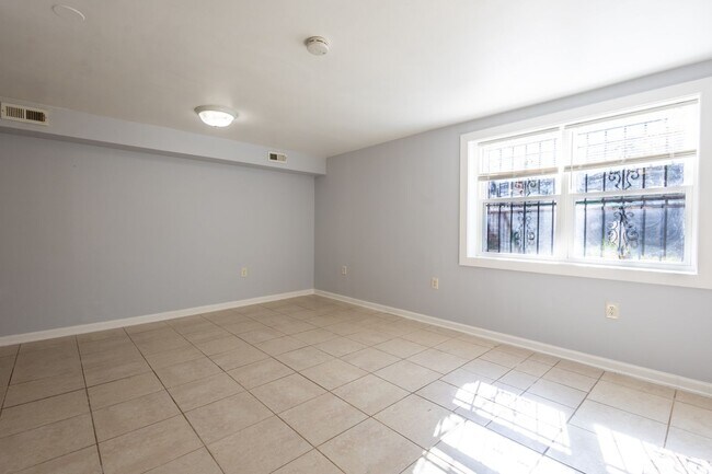Building Photo - Charming 2 BR/1 BA Apartment in Washington...