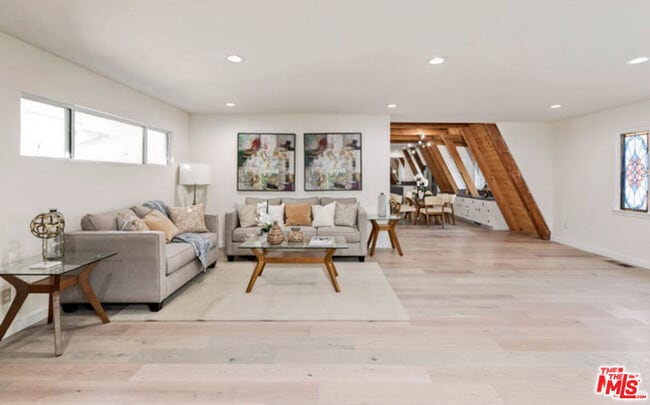 Building Photo - 3237 Kelton Ave