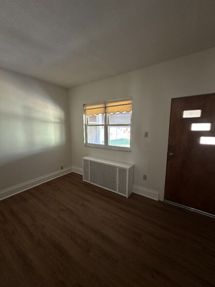 Building Photo - 129 Frank St