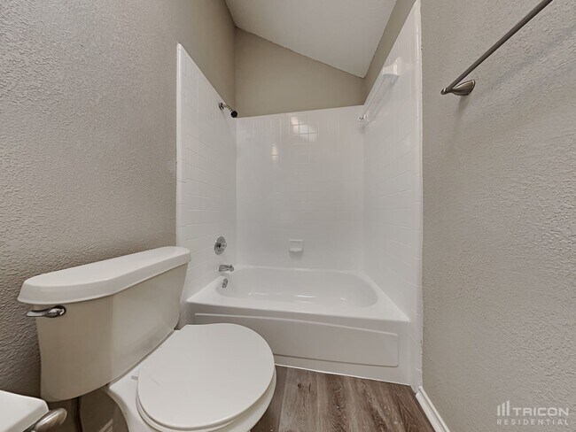 Building Photo - 906 Sylvan Creek Dr