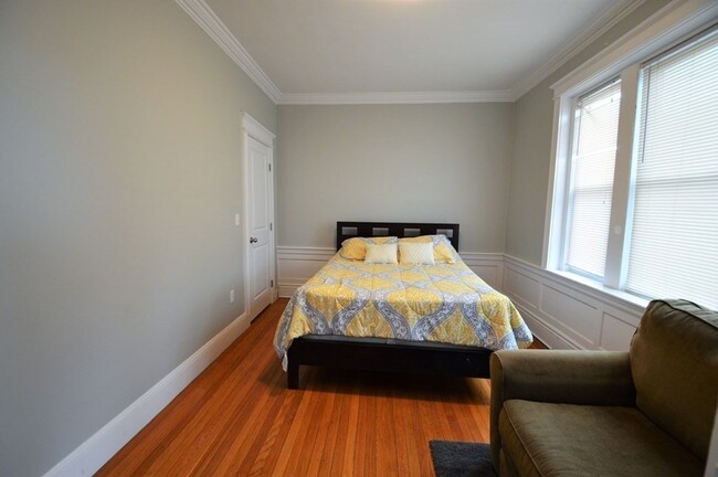 Building Photo - Spacious Commonwealth Ave four bed two bat...