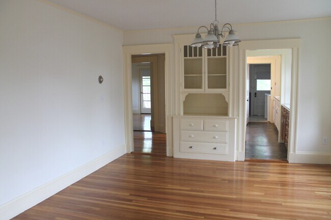 Building Photo - 6 Pleasant St