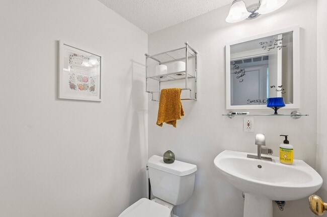 Building Photo - Top-floor condo located in the charming La...