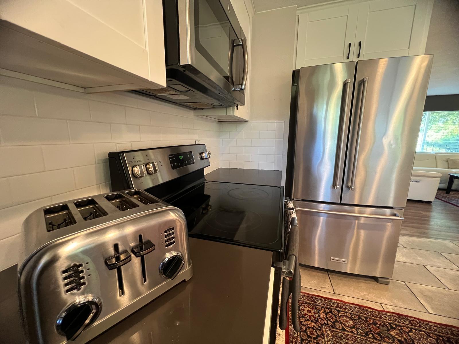 Full Kitchen - 913 92nd St SE