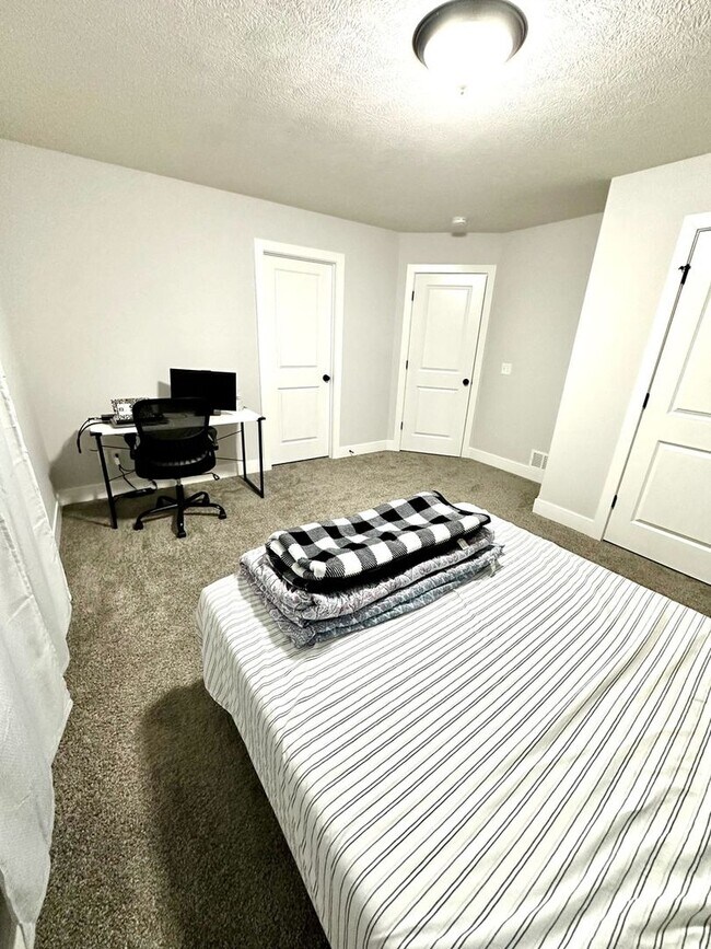 Building Photo - Spacious 5 Bed Home in Bloomington