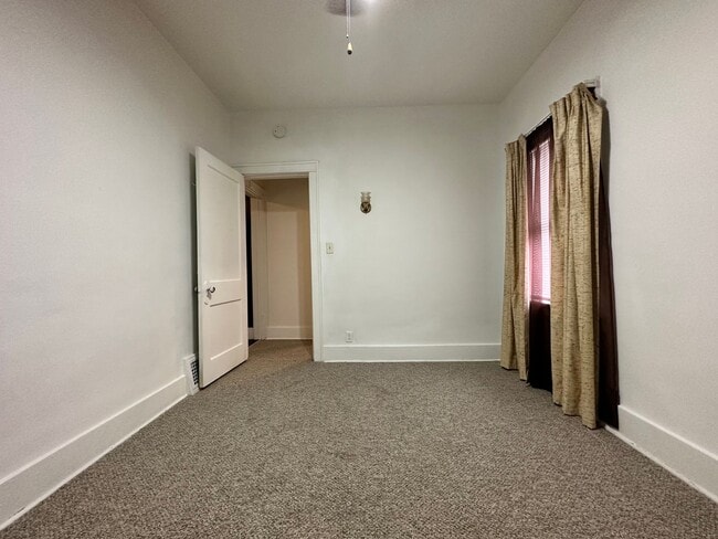 Building Photo - Two Bedroom Two Bathroom Available in Battle Creek