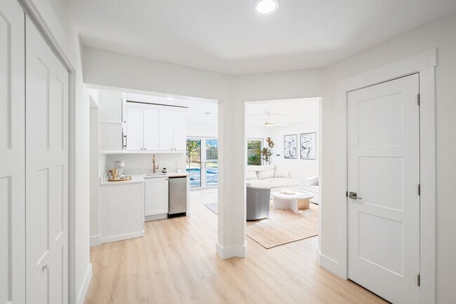 Building Photo - 383 Lakeview Dr