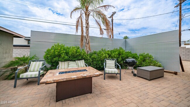 Building Photo - 717 E Palmaire Ave