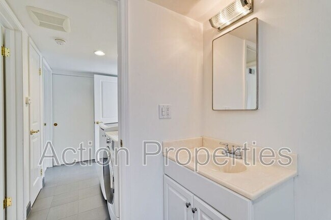 Building Photo - 2685 Yorkton Dr