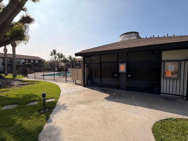 Building Photo - Remodeled 1 Bedroom, 1 Bathroom Stanton Condo For Rent w/ Parking!