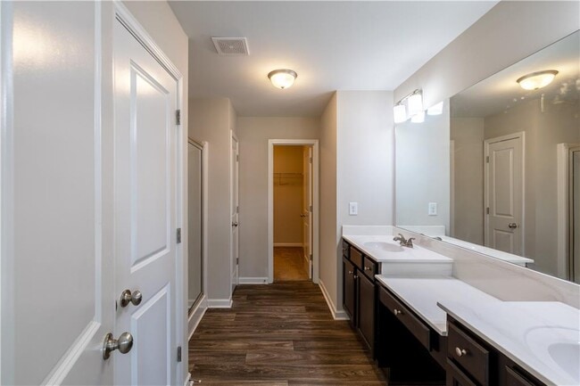 Building Photo - 221 Winterset Cir