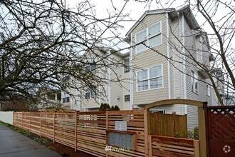 Building Photo - North Greenlake 3-bed 1.75-bath Town House