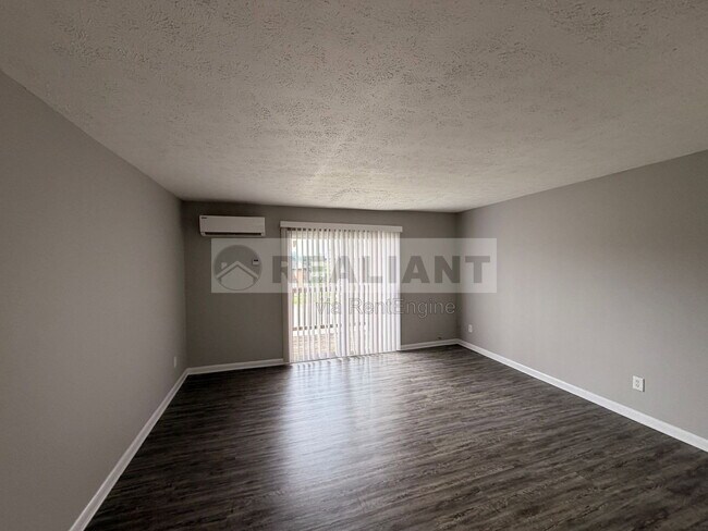Building Photo - 2082 Fairmont Ct