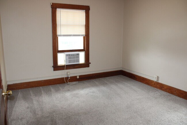Building Photo - House for rent! 2 kitchens 3 Baths! Close ...