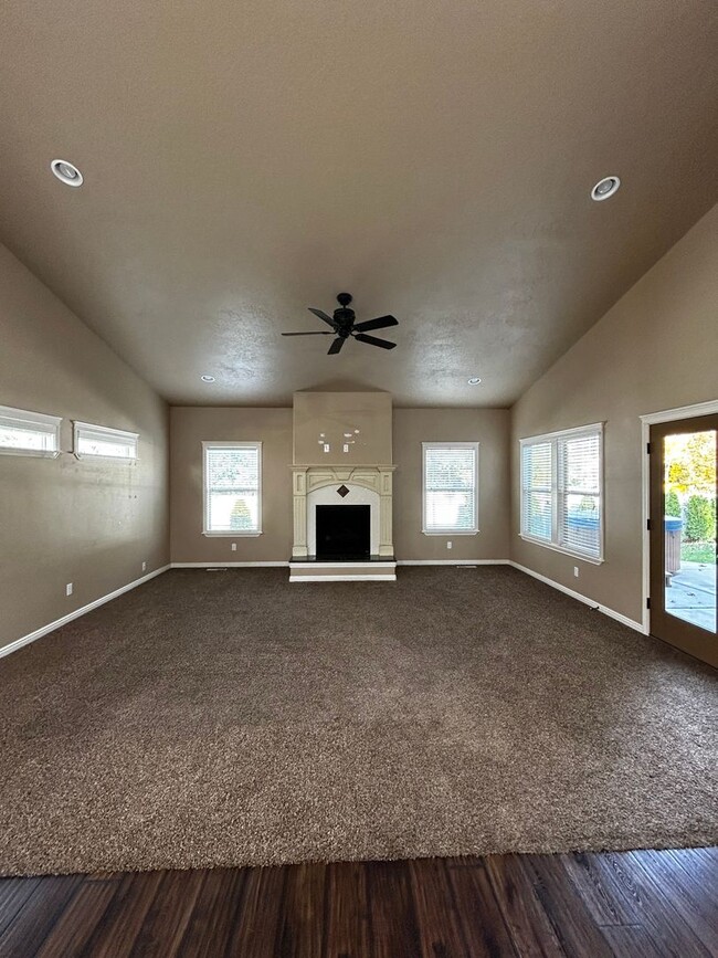 Building Photo - 3 Bedroom 2.5 Half Bath Home in Tuscany Vi...