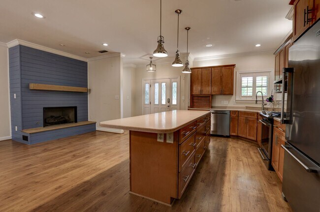 Building Photo - 15813 A