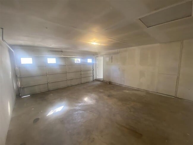 Building Photo - Spacious 3/2 duplex with a garage