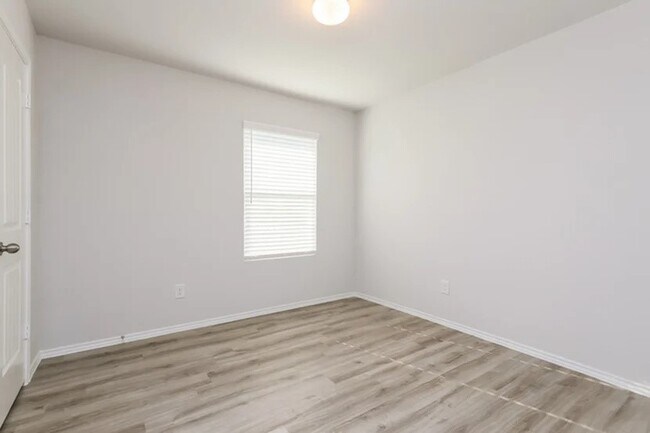 Building Photo - 2700 Madison Ct
