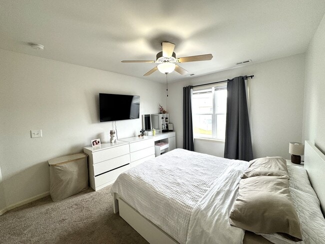 Building Photo - Beautiful Townhome with a Spacious Layout!