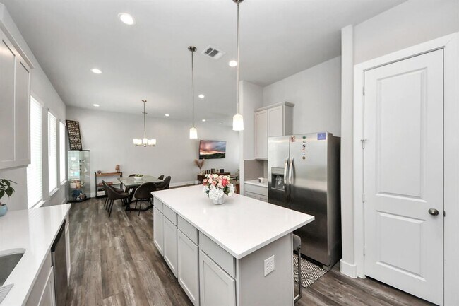 Building Photo - 1743 Cove Cres Ct