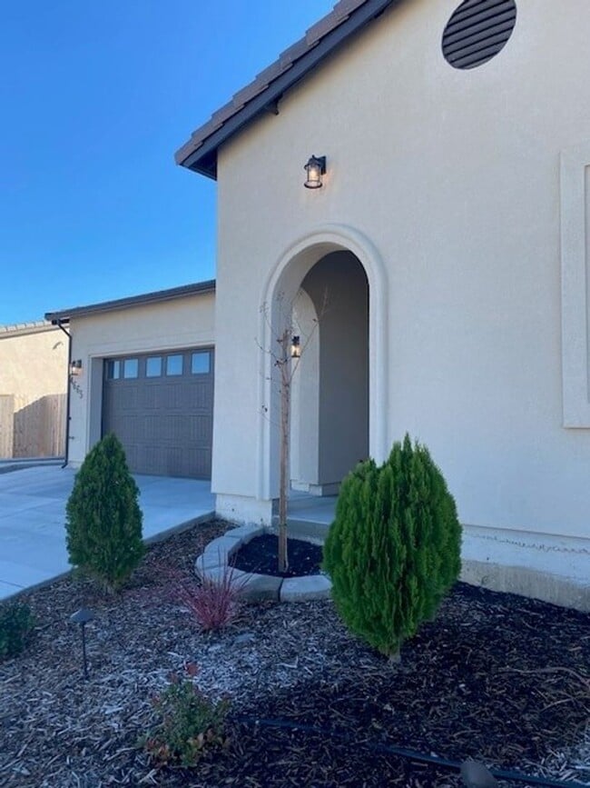 Building Photo - Don't Miss Out On This Beauty!!!