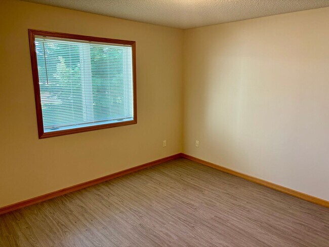Building Photo - Updated One Level 2 Bedroom Townhome