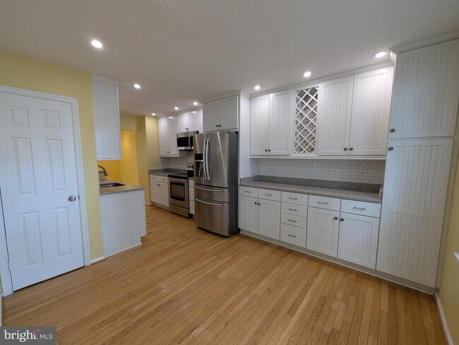 Building Photo - 8358 Stationhouse Ct