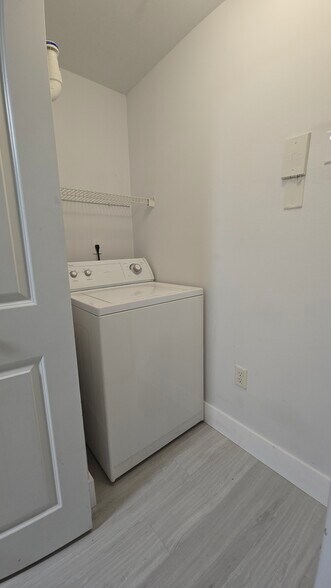 Building Photo - 5800 W Sample Rd