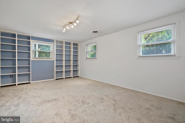 Building Photo - 9123 Cherrytree Dr