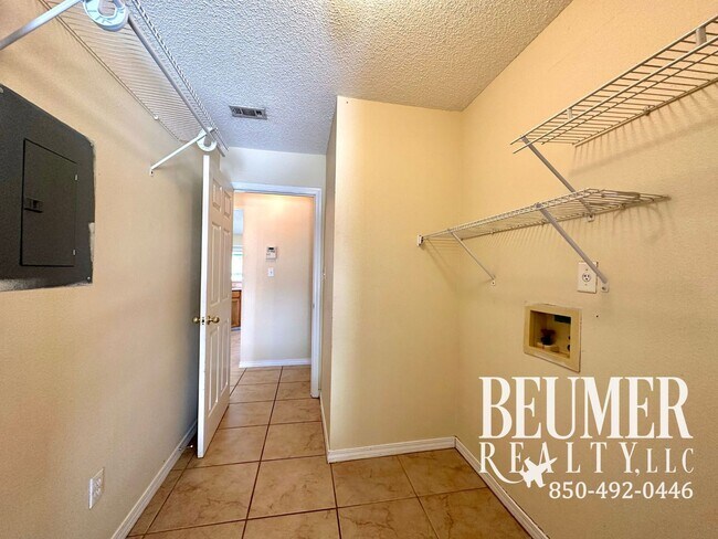 Building Photo - Beautiful 3Bed/2Bath Home Close to Correy Station