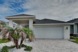 Building Photo - 3109 King Palm Dr