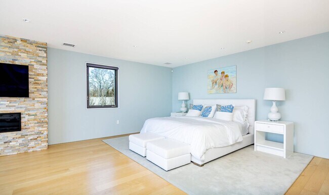 Building Photo - 247 Kings Point Rd