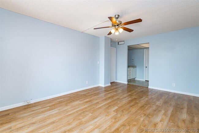 Building Photo - 3900 N Hills Dr