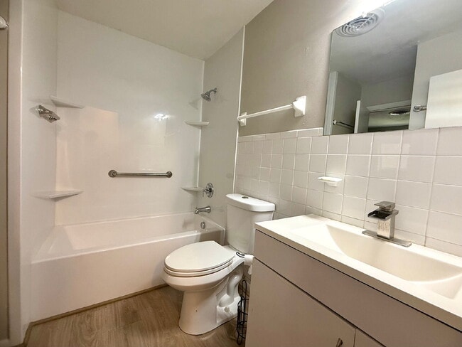 Building Photo - Charming 3-Bedroom Townhome with Fenced Yard***Open House Sunday Jan 11th - 1pm to 3pm!***