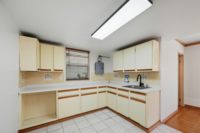 Building Photo - 72 Huntington Dr