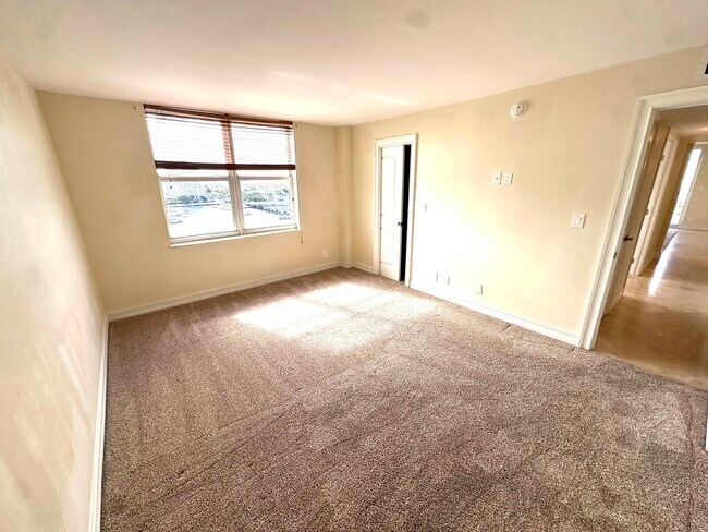 Building Photo - 1 Las Olas Cir