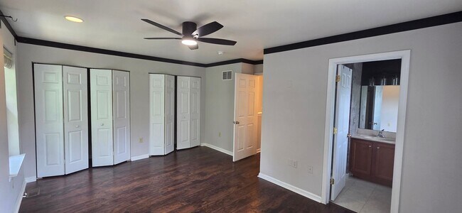 Building Photo - Beautiful 3 bedroom 2.5 bathroom END Unit ...
