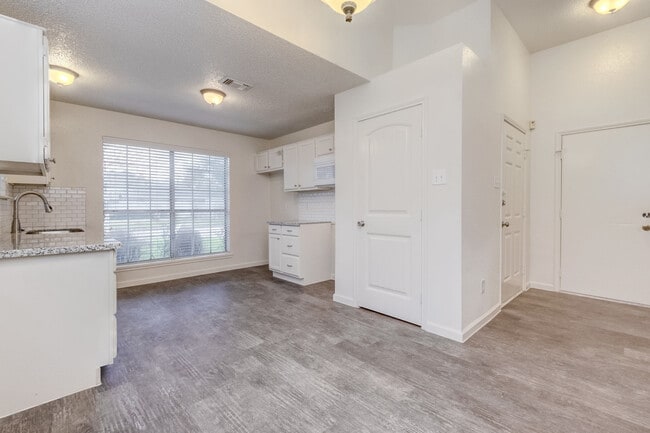 Building Photo - Charming 2 Bedroom Home in La Porte, TX