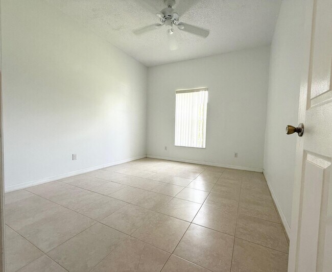 Building Photo - 332 SW Glenwood Dr