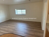 Building Photo - AVAILABLE NOVEMBER - 2 Bedroom / 1.5 Bath ...