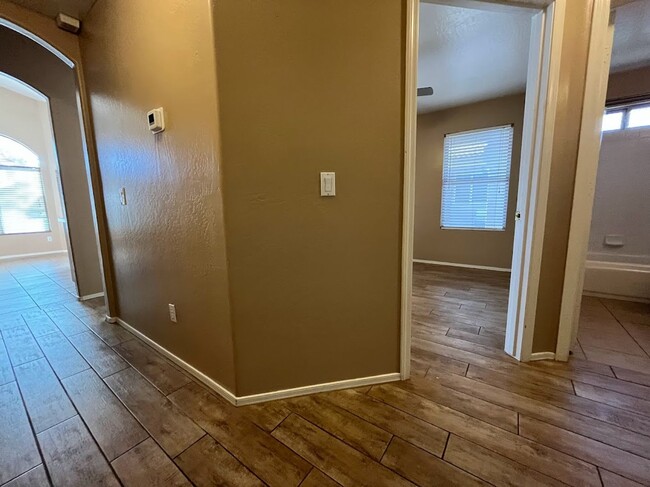 Building Photo - 2 BEDROOM PLUS DEN NEAR ARROWHEAD SHOPS
